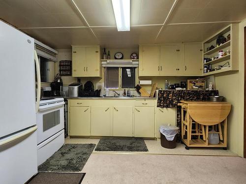 2424 Loon Lake Rd, Ashcroft, BC - Indoor Photo Showing Kitchen With Double Sink