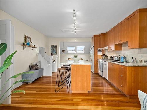 337 Moss St, Victoria, BC - Indoor Photo Showing Kitchen