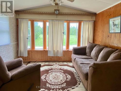 320 - 1802 County Rd 121, Kawartha Lakes (Fenelon Falls), ON - Indoor Photo Showing Living Room