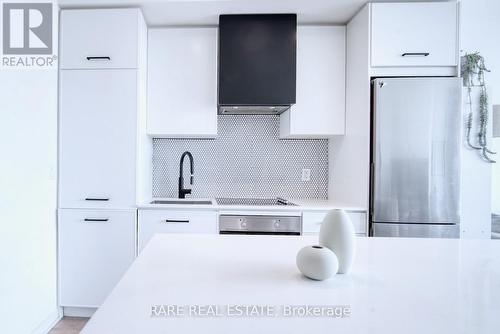 403 - 899 Queen Street E, Toronto (South Riverdale), ON - Indoor Photo Showing Kitchen