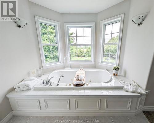 22745 Creek Road, Chatham, ON - Indoor Photo Showing Bathroom