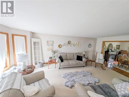 22745 Creek Road, Chatham, ON - Indoor Photo Showing Living Room