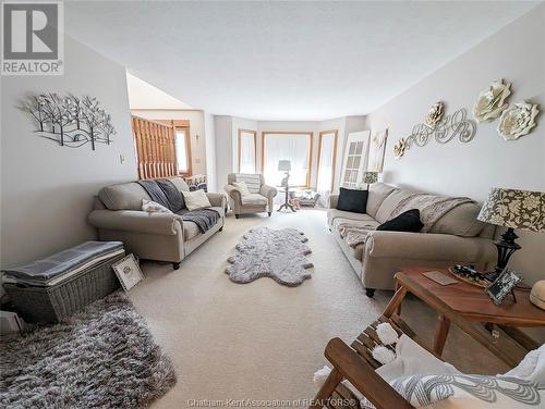 22745 Creek Road, Chatham, ON - Indoor Photo Showing Living Room