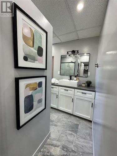 106 Patteson Avenue, Chatham, ON - Indoor Photo Showing Bathroom