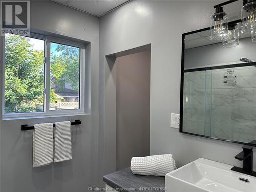 106 Patteson Avenue, Chatham, ON - Indoor Photo Showing Bathroom