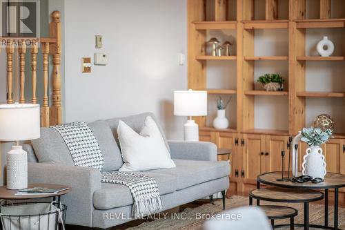 13 Third Street, Kawartha Lakes, ON - Indoor Photo Showing Living Room
