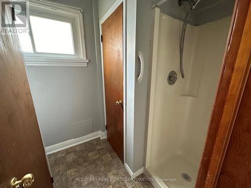 594 Bonaccord Street, Peterborough, ON - Indoor Photo Showing Bathroom