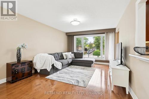 1426 Chalice Crescent, Mississauga, ON - Indoor Photo Showing Living Room