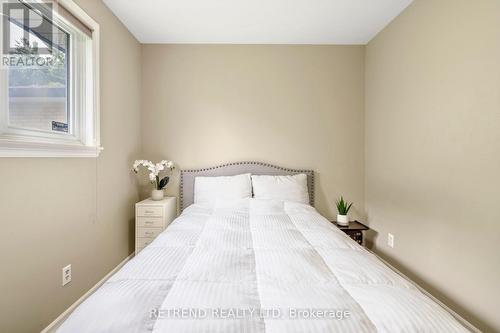 1426 Chalice Crescent, Mississauga, ON - Indoor Photo Showing Bedroom