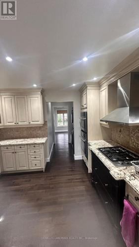 7100 Walworth Court, Mississauga, ON - Indoor Photo Showing Kitchen With Upgraded Kitchen