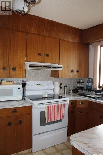 542 6Th Avenue W, Shaunavon, SK - Indoor Photo Showing Kitchen