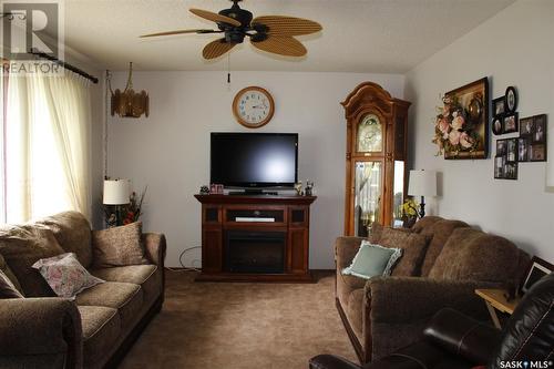 542 6Th Avenue W, Shaunavon, SK - Indoor Photo Showing Living Room