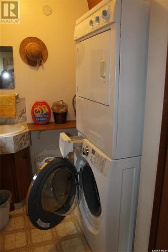 542 6Th Avenue W, Shaunavon, SK - Indoor Photo Showing Laundry Room