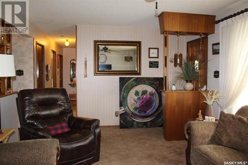 542 6Th Avenue W, Shaunavon, SK - Indoor Photo Showing Living Room