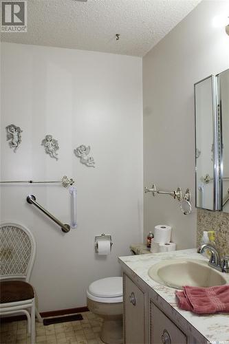 542 6Th Avenue W, Shaunavon, SK - Indoor Photo Showing Bathroom