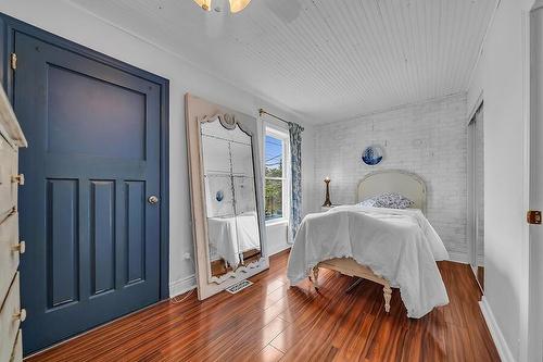 377 Emerald Street N, Hamilton, ON - Indoor Photo Showing Bedroom