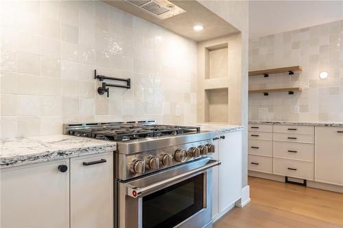 4306 Sixth Avenue, Niagara Falls, ON - Indoor Photo Showing Kitchen With Upgraded Kitchen