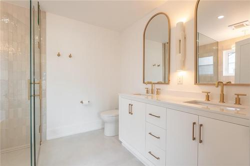 4306 Sixth Avenue, Niagara Falls, ON - Indoor Photo Showing Bathroom