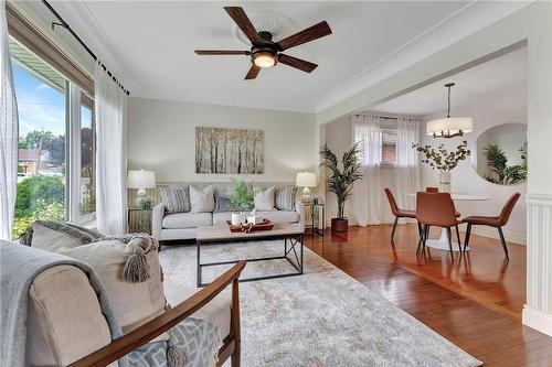 411 East 15Th Street, Hamilton, ON - Indoor Photo Showing Living Room