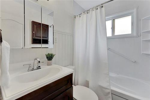 411 East 15Th Street, Hamilton, ON - Indoor Photo Showing Bathroom