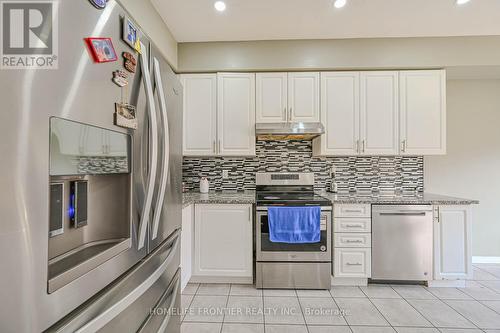 9 Owens Road, Brampton, ON - Indoor Photo Showing Kitchen With Upgraded Kitchen