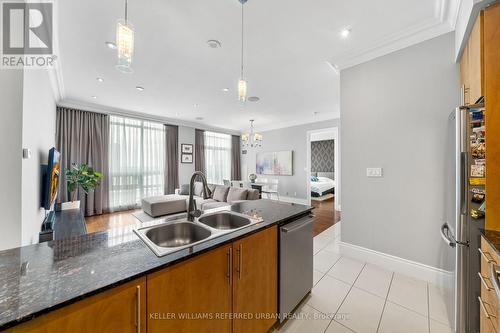 Uph8 - 60 South Town Centre Boulevard, Markham, ON - Indoor Photo Showing Kitchen With Double Sink