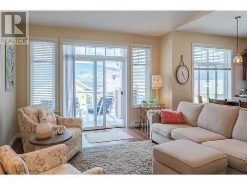 2450 Radio Tower Road Unit# 187, Oliver, BC - Indoor Photo Showing Living Room