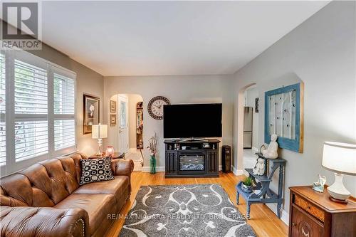 40 Mcdonald Avenue, Thorold, ON - Indoor Photo Showing Living Room