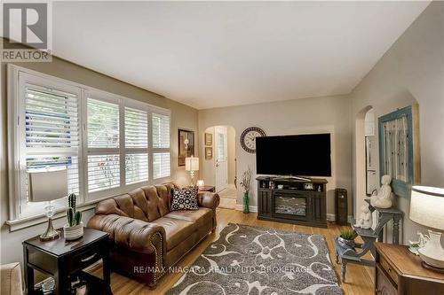 40 Mcdonald Avenue, Thorold, ON - Indoor Photo Showing Living Room