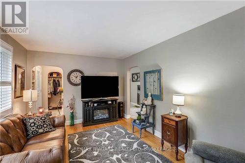 40 Mcdonald Avenue, Thorold, ON - Indoor Photo Showing Living Room