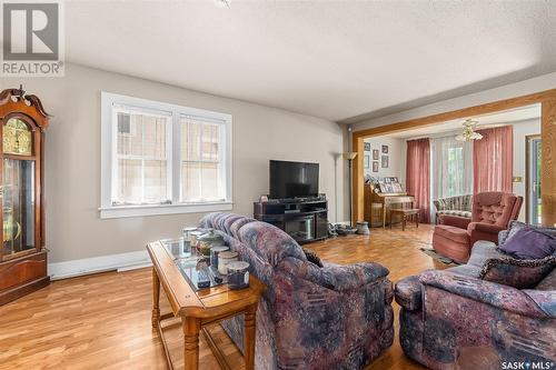 1083 Chestnut Avenue Ne, Moose Jaw, SK - Indoor Photo Showing Living Room