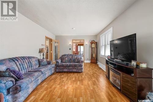 1083 Chestnut Avenue Ne, Moose Jaw, SK - Indoor Photo Showing Living Room