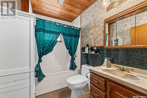 1083 Chestnut Avenue Ne, Moose Jaw, SK - Indoor Photo Showing Bathroom