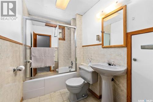 1083 Chestnut Avenue Ne, Moose Jaw, SK - Indoor Photo Showing Bathroom