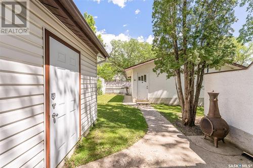 1083 Chestnut Avenue Ne, Moose Jaw, SK - Outdoor