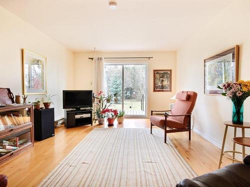 Family room - 501  - 503 Rue St-Patrice, Saint-Patrice-De-Sherrington, QC - Indoor Photo Showing Living Room