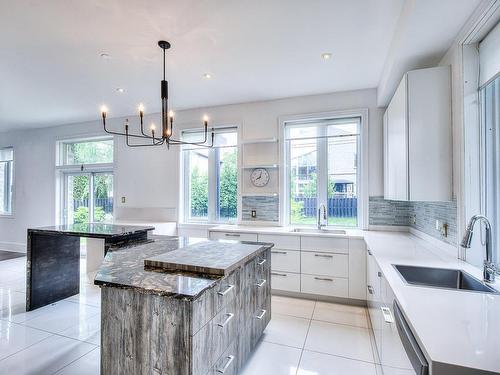 Cuisine - 250 Rue Einstein, Dollard-Des-Ormeaux, QC - Indoor Photo Showing Kitchen With Upgraded Kitchen