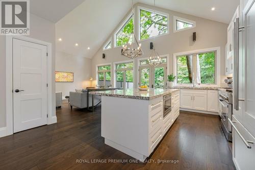 64 Park Avenue E, Burlington, ON - Indoor Photo Showing Kitchen With Upgraded Kitchen