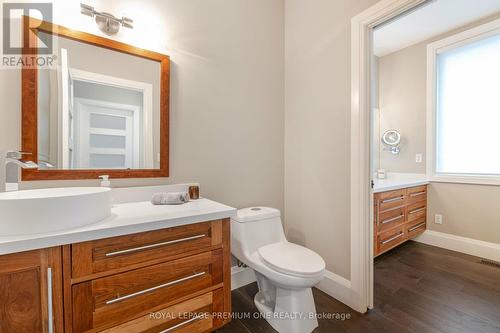 64 Park Avenue E, Burlington, ON - Indoor Photo Showing Bathroom