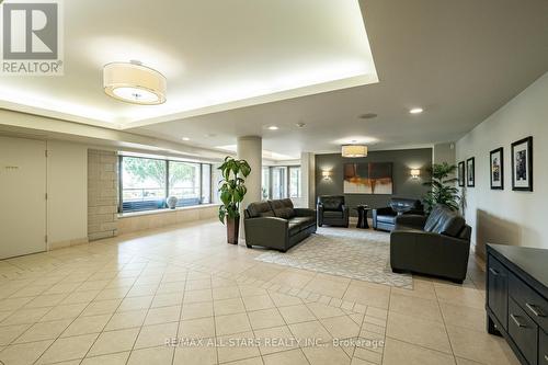 205 - 2500 Rutherford Road, Vaughan, ON - Indoor