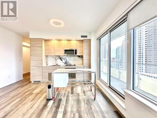 1502 - 75 Canterbury Place, Toronto, ON - Indoor Photo Showing Kitchen