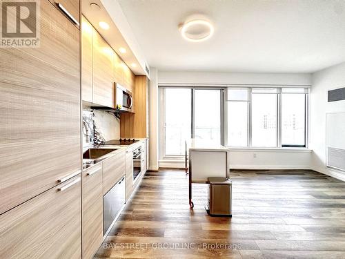 1502 - 75 Canterbury Place, Toronto, ON - Indoor Photo Showing Kitchen