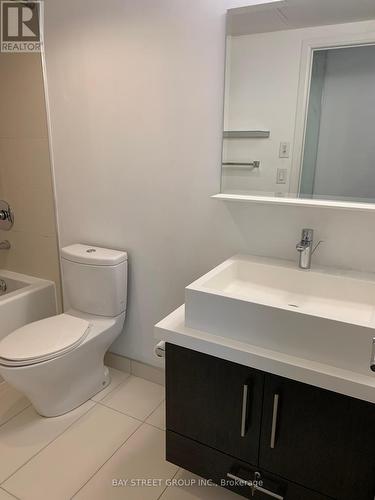 1011 - 1080 Bay Street, Toronto, ON - Indoor Photo Showing Bathroom