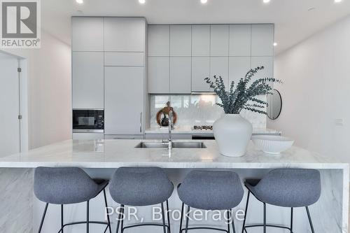 Ph02 - 346 Davenport Road, Toronto (Annex), ON - Indoor Photo Showing Kitchen With Upgraded Kitchen