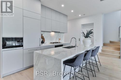 Ph02 - 346 Davenport Road, Toronto (Annex), ON - Indoor Photo Showing Kitchen With Upgraded Kitchen