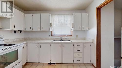 1445 Ellice Street, Regina, SK - Indoor Photo Showing Kitchen With Double Sink