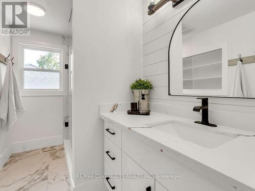 7 Cluney Place, London, ON - Indoor Photo Showing Bathroom