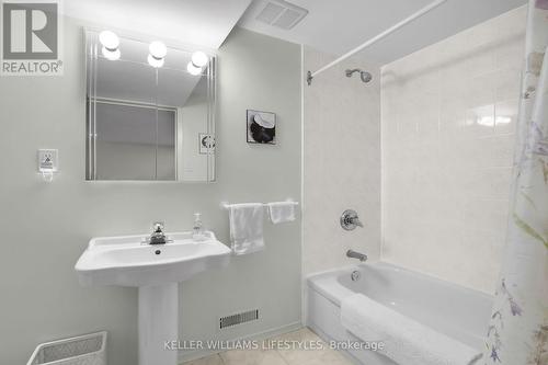 3 Surrey Crescent, London, ON - Indoor Photo Showing Bathroom