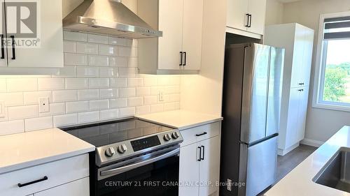 1818 Finley Crescent, London, ON - Indoor Photo Showing Kitchen With Stainless Steel Kitchen