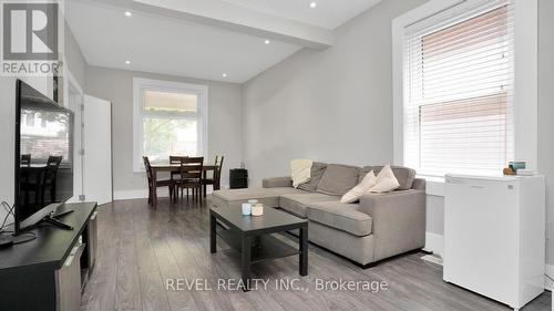 33 Yale Street, London, ON - Indoor Photo Showing Living Room